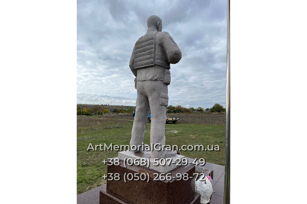 Памятник военному в виде скульптуры 00894